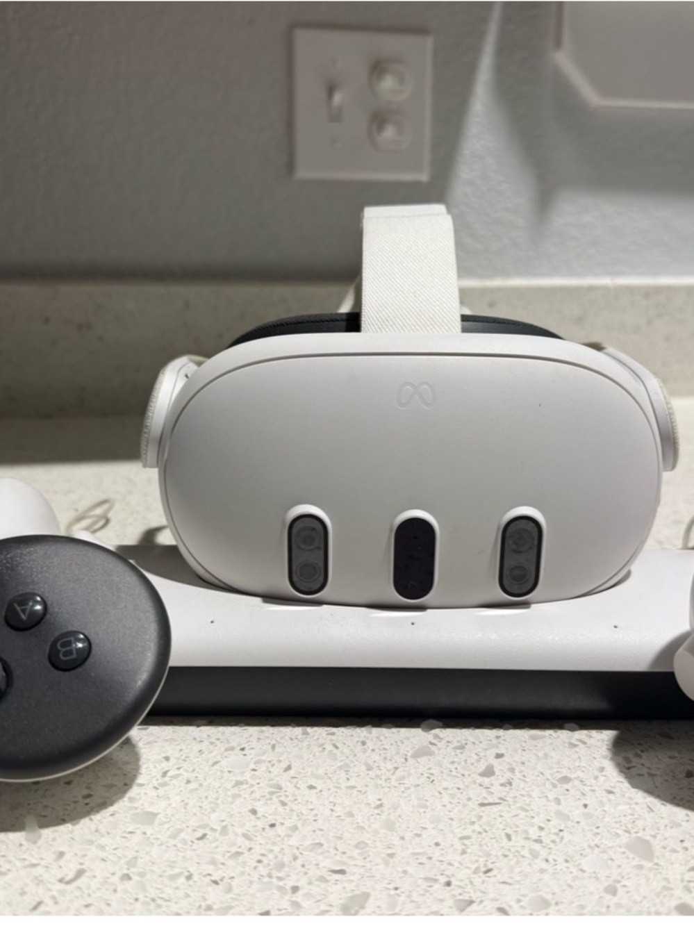 Oculus White Standalone VR Headset with Matching Controllers